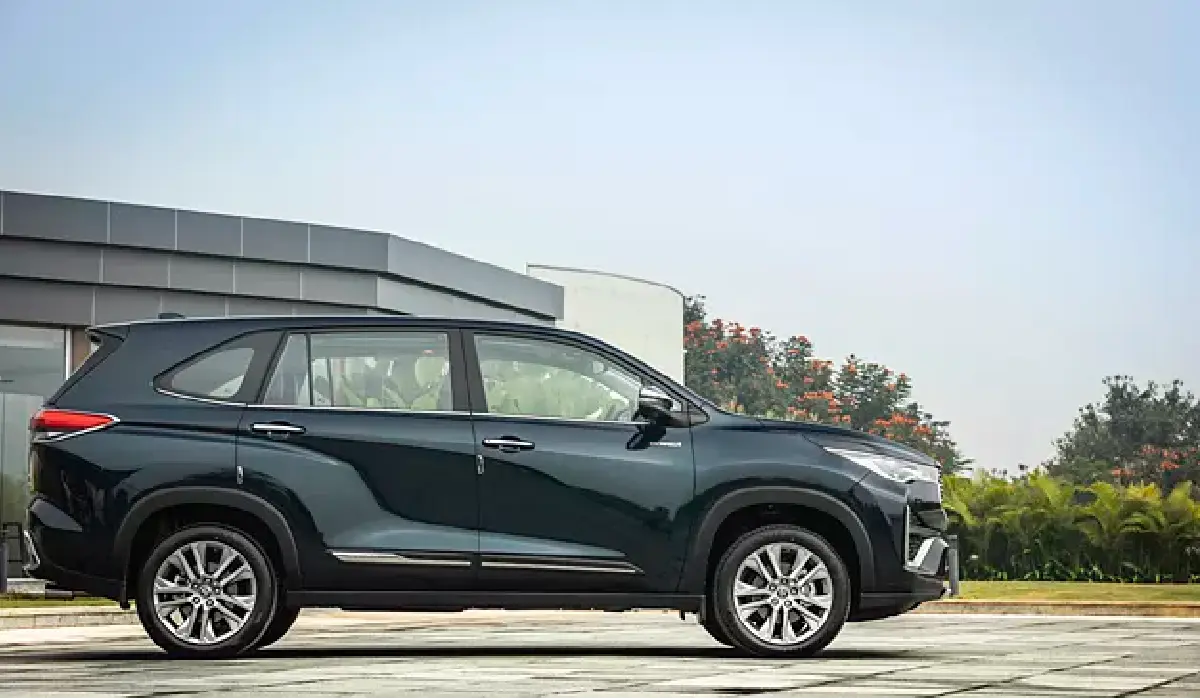 Toyota - Innova Hycross VX (O) - Luxury SUV Car Rentals - Preowned SUV Car - Exclusive Concierge Club.webp